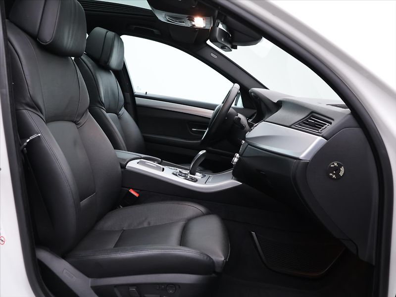 BMW Řada 5 3,0 530d 190KW xDrive CZ - fotka 12 z 31