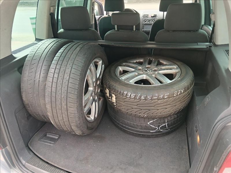 Volkswagen Touran 1,9 TDi Conceptline - fotka 17 z 17