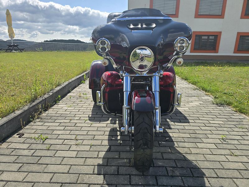Harley-Davidson FLHTCUTG Tri Glide Ultra Classic (2022) - fotka 6 z 10