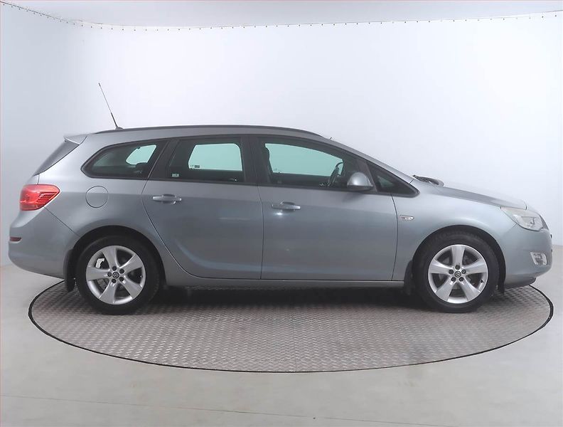 Opel Astra (2011) 1.4 T, po STK, servisované - fotka 6 z 13
