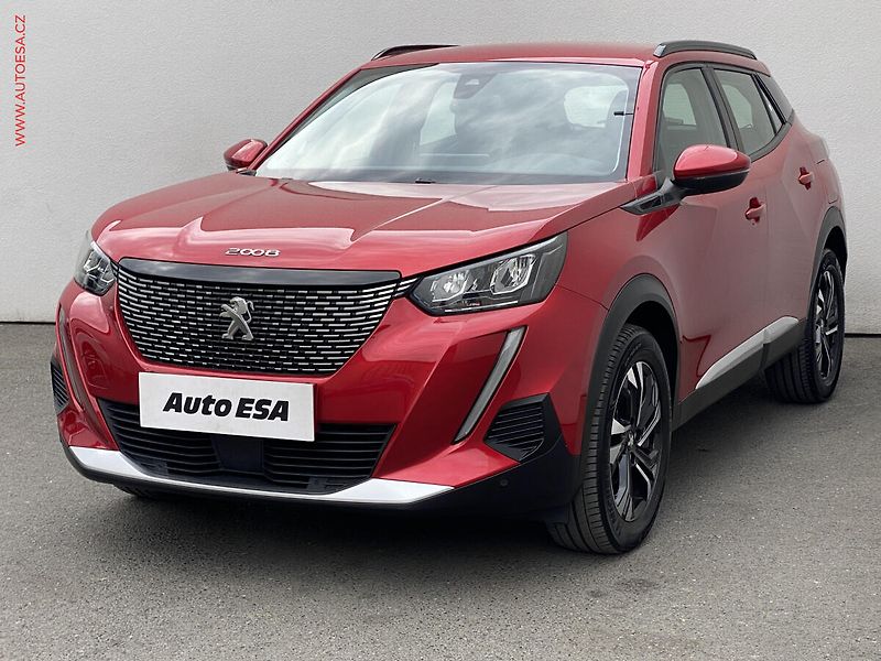 Peugeot 2008 (2020) 1.2PT, Allure, LED, navi - fotka 3 z 17