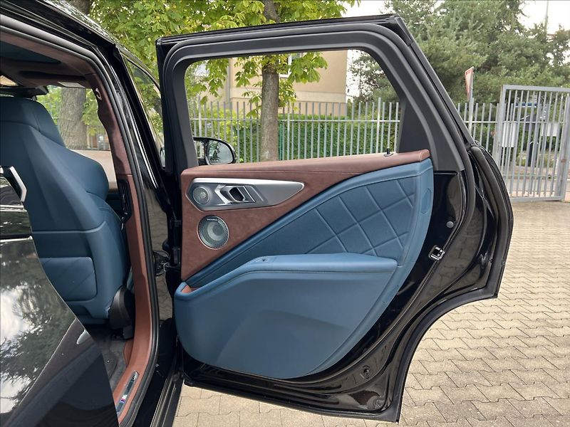 BMW XM 4.4 - fotka 43 z 48