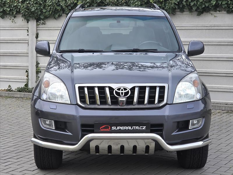 Toyota Land Cruiser 3,0 D-4D 127kW 8-míst ČR 1.maj - fotka 2 z 29