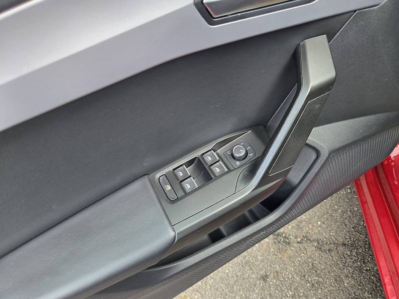 Seat Leon ST 2.0 TDI DSG FR - fotka 11 z 40