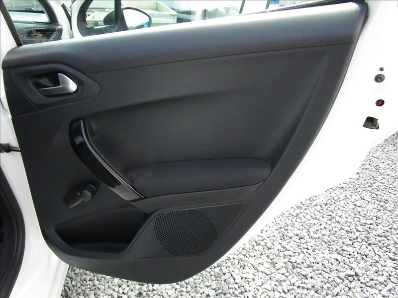 Peugeot 208 1.0i - fotka 25 z 40