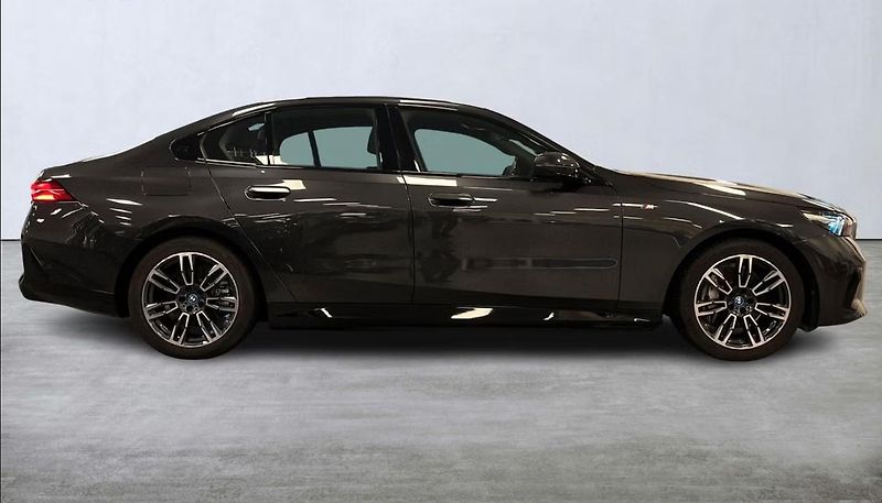 BMW i5 xDrive40 M-Sport Kam Ambient - fotka 16 z 18