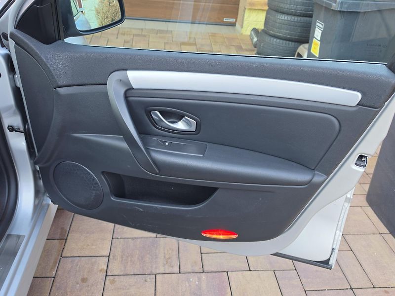 Renault Laguna 2.0dCi 150PS*DYNAMIQUE*2xSADA* - fotka 29 z 40