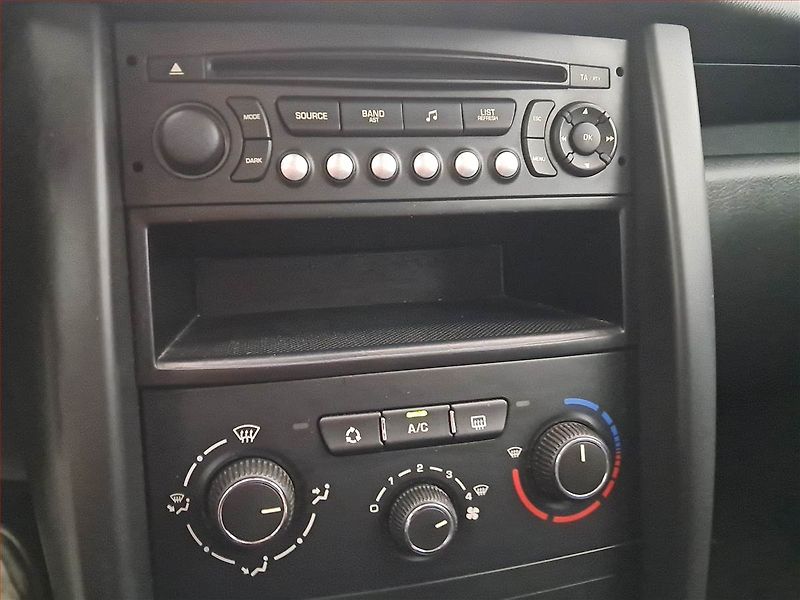 Peugeot 207 (2010) 1.4 VTi, po STK, zamluveno - fotka 13 z 17
