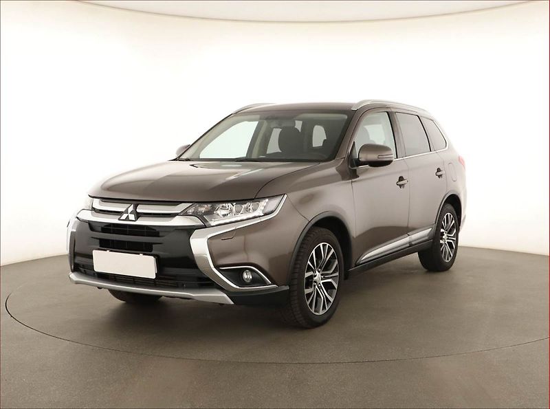 Mitsubishi Outlander (2016) 2.2 DI-D, 4X4, Automat - fotka 2 z 18