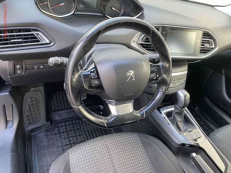 Peugeot 308 (2018) 1.6 HDi, AT, navi, AC - fotka 12 z 17