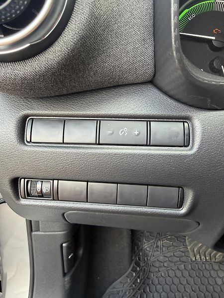 Nissan Juke 1.6l Hybrid 69 kW - fotka 21 z 26