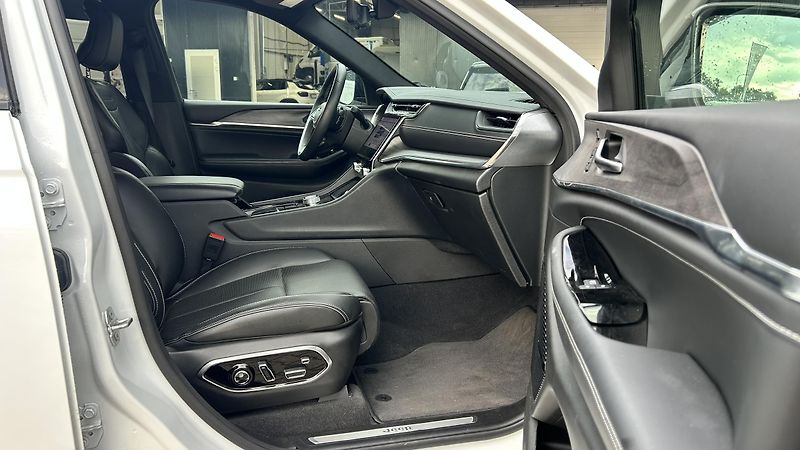 Jeep Grand Cherokee 5.7Hemi V8 L - fotka 11 z 16
