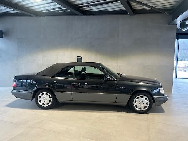 Mercedes-Benz 124 (1995) E320 24V kabriolet - fotka 6 z 28