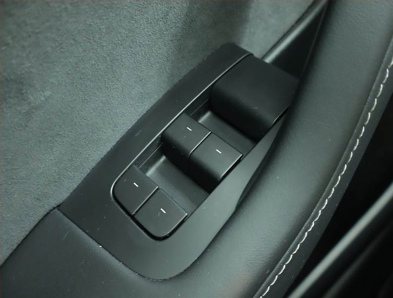 Tesla Model Y (2022) Long Range AWD 79kWh, SoH 91% - fotka 20 z 23