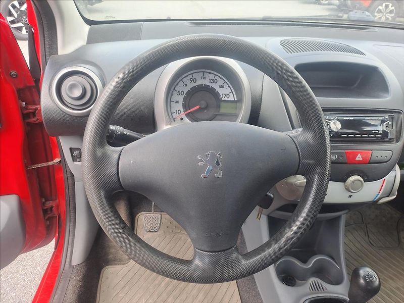 Peugeot 107 1,0 i - fotka 7 z 9