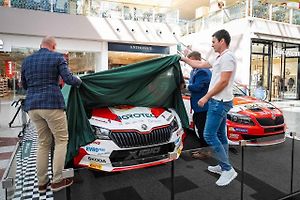 Výstava závodních aut Škoda v OC Olympia.
