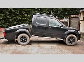 Fotografie poškozeného Nissanu Navara.
