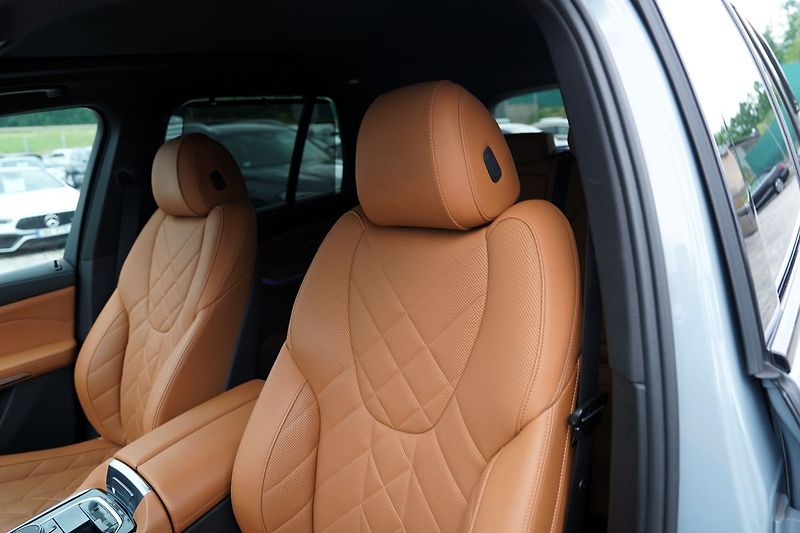 BMW X5 M60i xDrive/AT9/21/530 PS - fotka 26 z 45