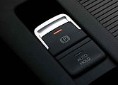 Elektronická parkovací brzda se už nějaký čas objevuje v automobilech jako jedna z moderních vymožeností. Postupně nahrazuje dřívější mechanickou ruční brzdu.