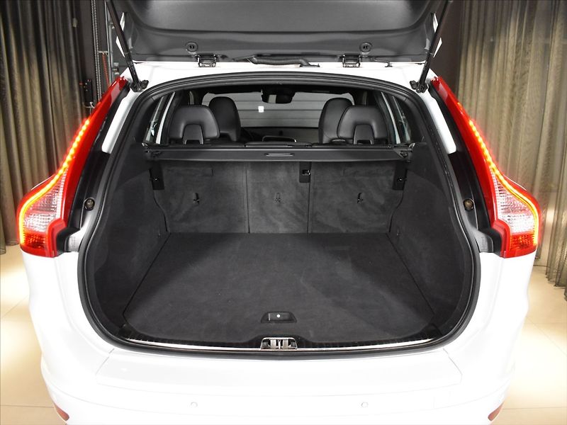 Volvo XC60 2,4 D4 AWD SUMMUM Bezklíč,BLIS - fotka 10 z 23
