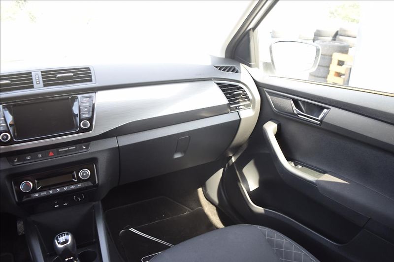 Škoda Fabia 1,2 TSI 66KW TOP VÝBAVA - fotka 31 z 49