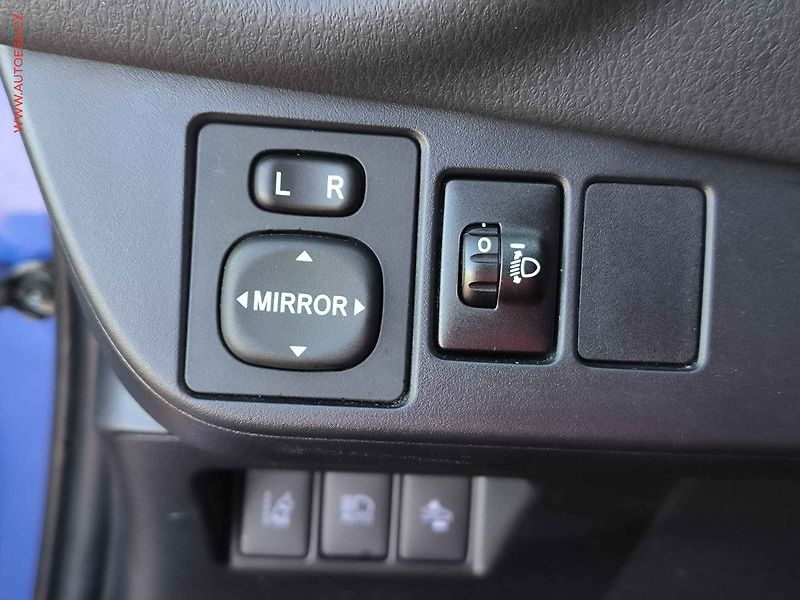 Toyota Yaris (2017) 1.5 i, 1.maj,ČR, AC, park - fotka 16 z 19