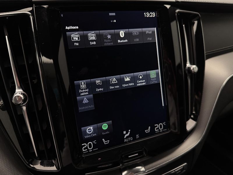 Volvo XC60 T8 AWD RECHARGE R-DESIGN AUT - fotka 37 z 51