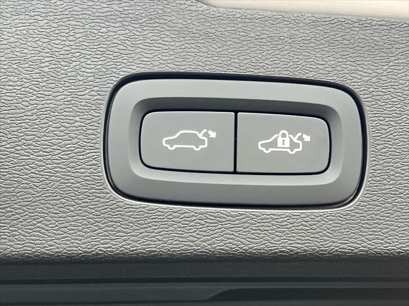 Volvo V60 2,0 145kW FWD PLUS DARK  B4  R - fotka 24 z 26