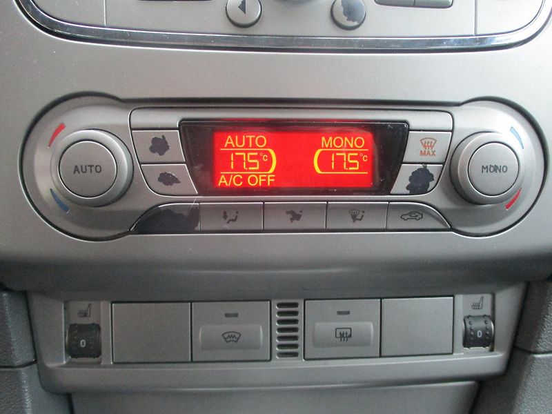 Ford Focus 1.6i DIGI AC - fotka 21 z 27