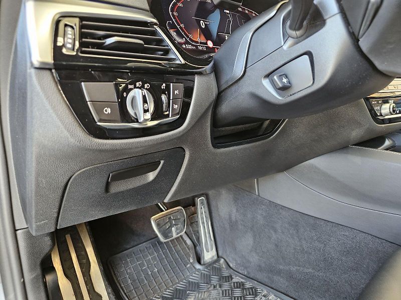 BMW Řada 5 530d xDrive - fotka 15 z 30