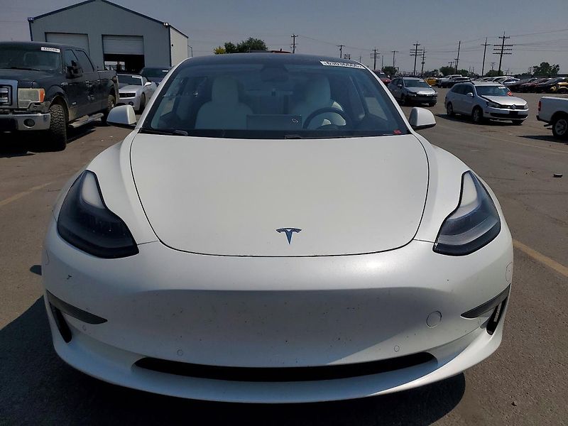Tesla Model 3 (2021) Auto na cestě - fotka 5 z 12