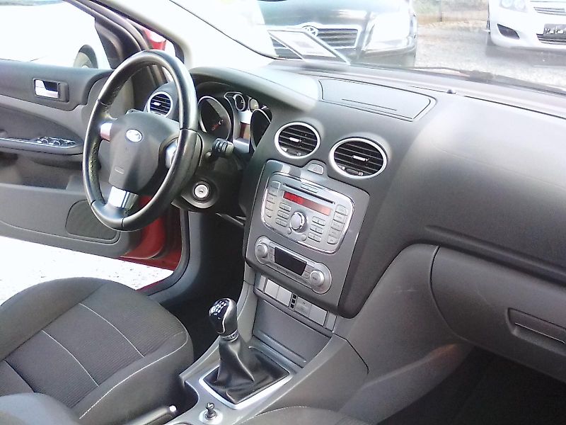 Ford Focus (2009) 1.8i 16V Titanium, 1.majitel - fotka 17 z 28