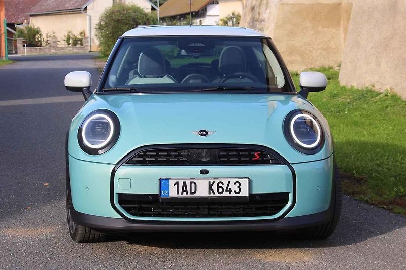 Mini Cooper S stále vyhoví nadšeným řidičům