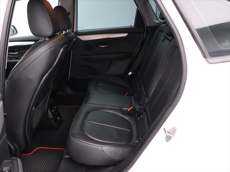 BMW Řada 2 1,5 218d 85kW Sport line Aut. - fotka 13 z 27