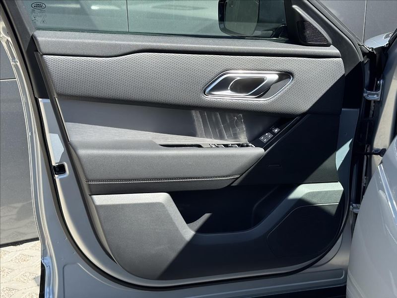 Land Rover Range Rover Velar 2,0 D200 R-DYNAMIC SE ZÁRUKA - fotka 30 z 36