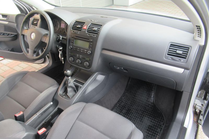 Volkswagen Golf 1.9 TDi AUT. KLIMA TAŽNÉ - fotka 11 z 18