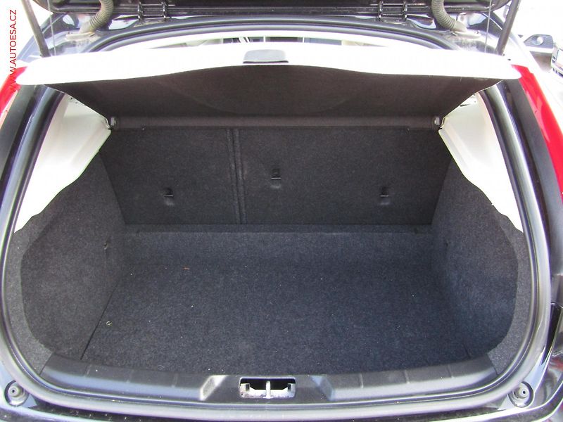 Volvo V40 (2017) 2.0 D2, AC, LED, kůže - fotka 7 z 17