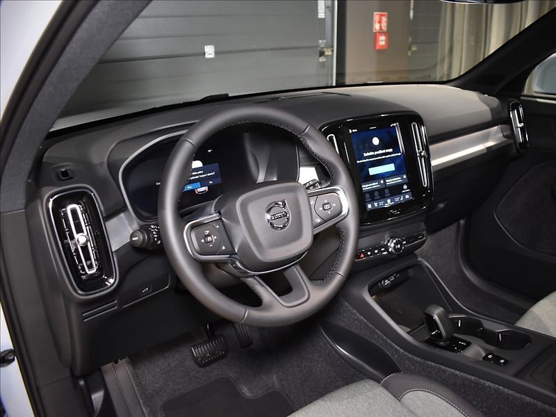Volvo XC40 (2026) 2,0 B3  Core - fotka 9 z 24