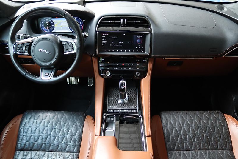 Jaguar F-Pace SVR 5.0 V8 AWD 405kW DPH - fotka 36 z 50