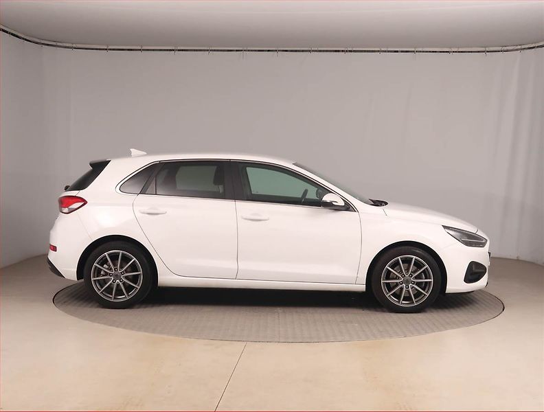 Hyundai i30 (2022) 1.0 T-GDI, ČR,1.maj - fotka 6 z 19