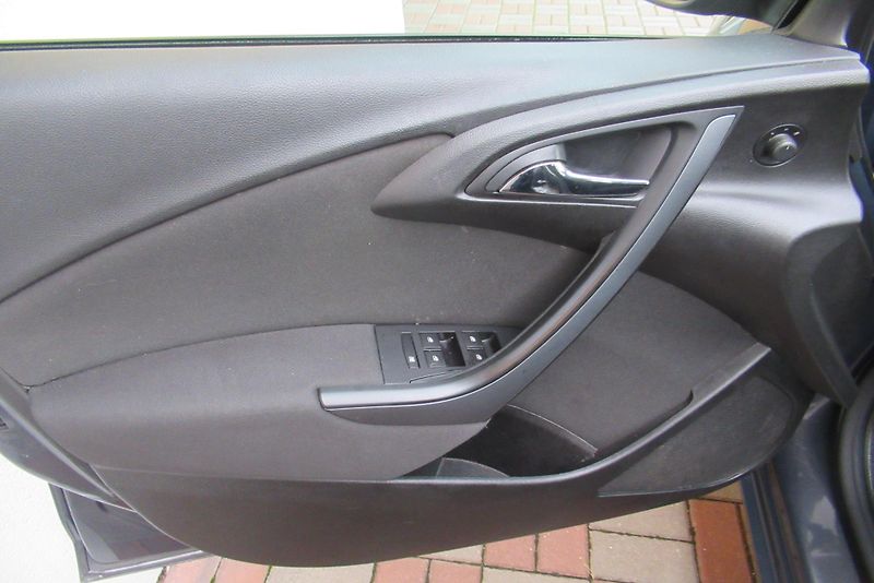 Opel Astra ST 1.6 CDTi KLIMA NAVI TAŽNÉ - fotka 20 z 23