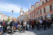 Třeboňské Masarykovo náměstí bylo motorkami doslova našlapané. Stovkám strojů požehnal tamní kaplan Jiří Kalaš.