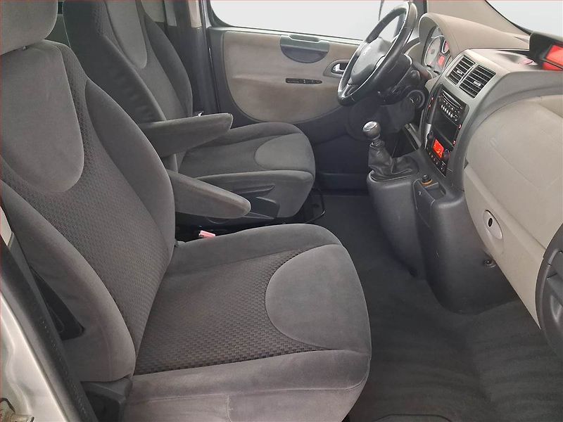 Peugeot Expert (2010) 2.0 HDi, Bus, 8Míst - fotka 9 z 21