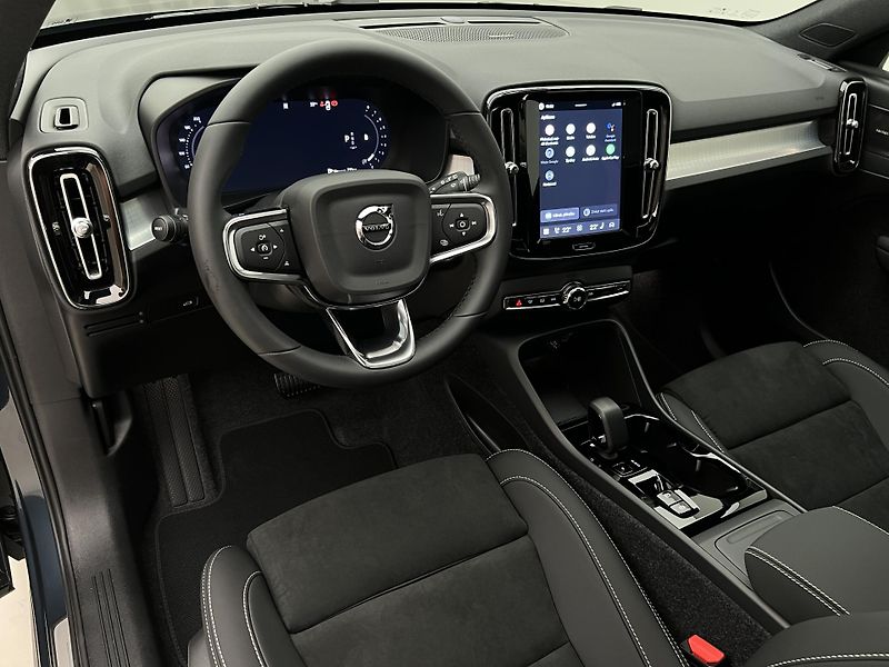 Volvo XC40 (2026) B4 ULTRA DARK AUT - fotka 4 z 43