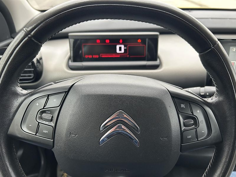 Citroën C4 Cactus 1.2 Pure Tech FEEL - fotka 19 z 34