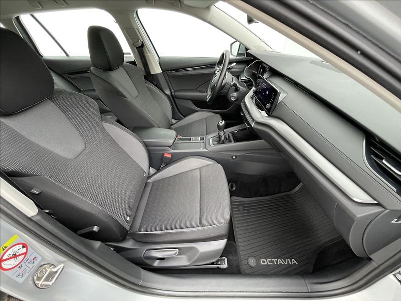 Škoda Octavia 2,0 TDI Combi Ambition Plus - fotka 18 z 22