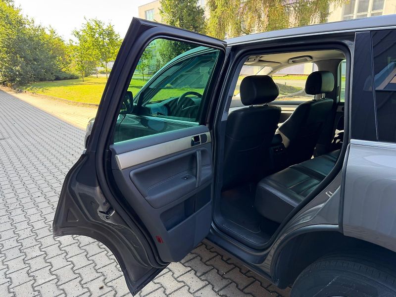 Volkswagen Touareg 3,0 TDi V6 4-motion /servis.k. - fotka 12 z 33
