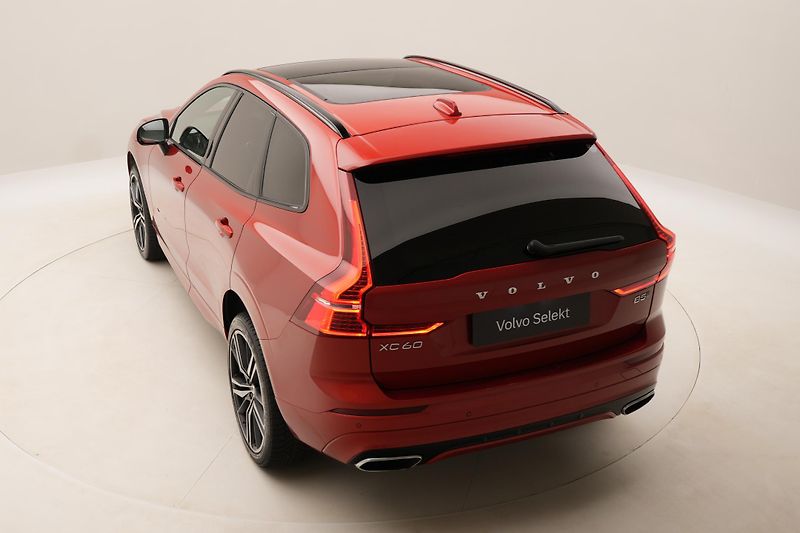 Volvo XC60 B5 AWD R-DESIGN AUT CZ - fotka 18 z 55
