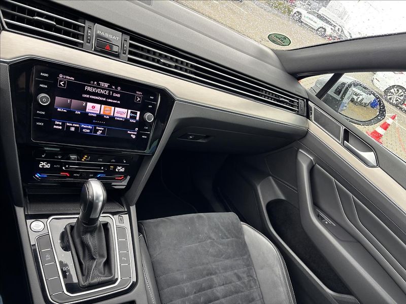 Volkswagen Passat 2,0 TDI R-Line 140kW - fotka 47 z 47
