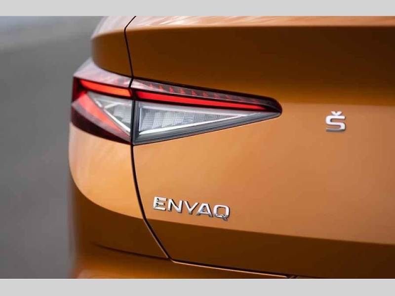 Plně elektrické SUV Škoda Enyaq Coupé iV (na snímku) se představilo v roce 2022 a vzbudilo u zákazníků velký zájem. Automobilka zrychluje svoji elektrickou ofenzivu: do roku 2026 představí tři zcela nové elektrické modely a další budou následovat.